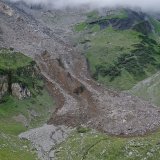 Une falaise s'est effondrée dimanche près de Muotathal (SZ). Au total, plus d'un million de mètres cubes de roche sont tombés dans la vallée.
